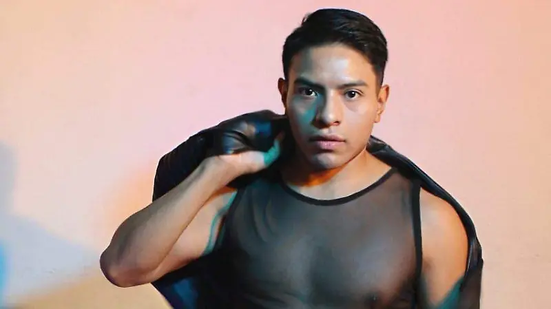 Marco soñaba con pisar escenarios, realizar actos circenses y a través de constancia y disciplina ha logrado posicionarse como un referente del arte circense y danza aérea en Celaya.